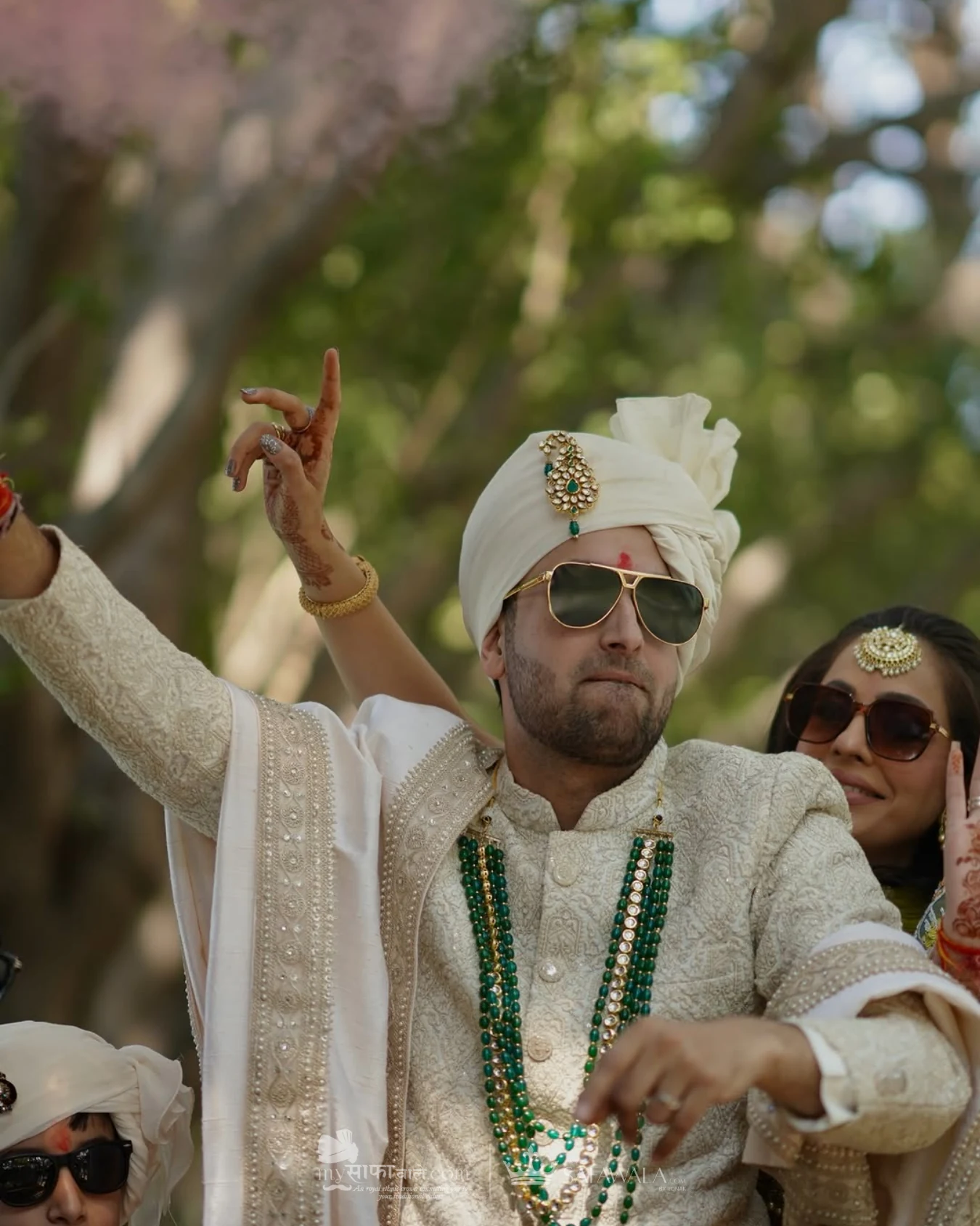 wedding safa wala in Bali – Groom in an ivory wedding safa with emerald jewellery